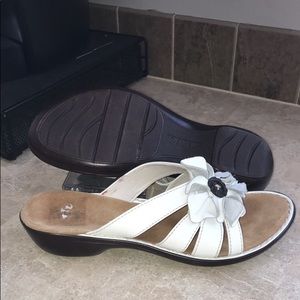 Clark’s bendables white leather sandals sz 9.5